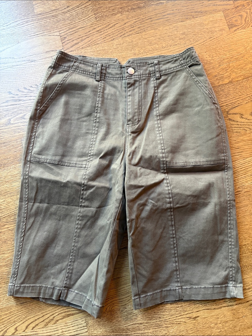Women’s Casual Twill Bermuda Shorts in Brown